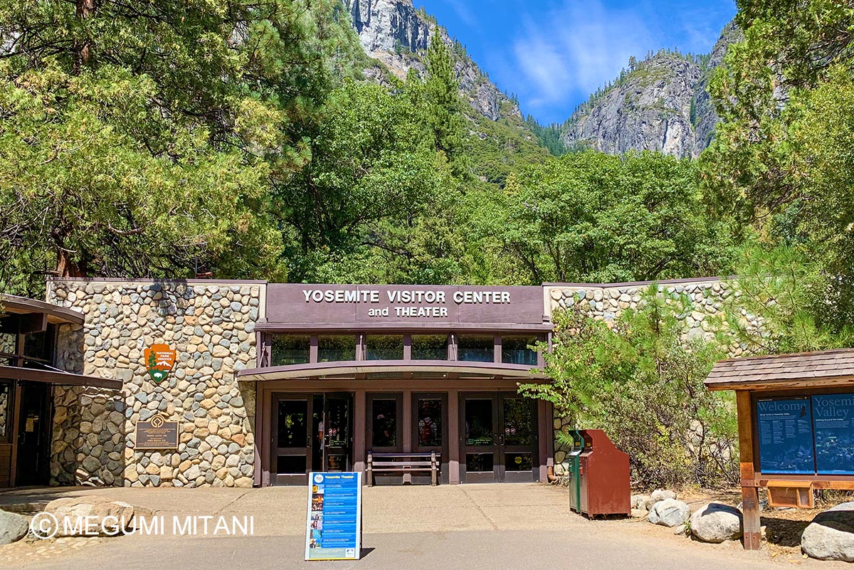 Yosemite-visitor-center(c)Megumi Mitani