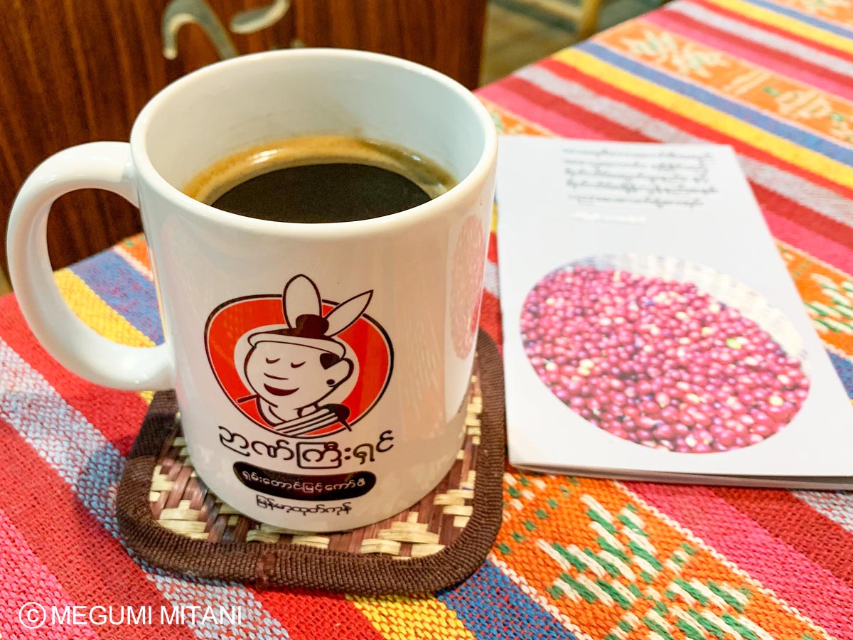 ミャンマーでコーヒーを飲む@Genius(c)Megumi Mitani