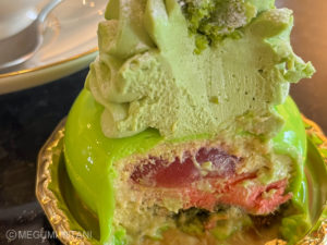 シチリア（ピスタチオとイチゴジュレのケーキ）の断面(c)Megumi Mitani