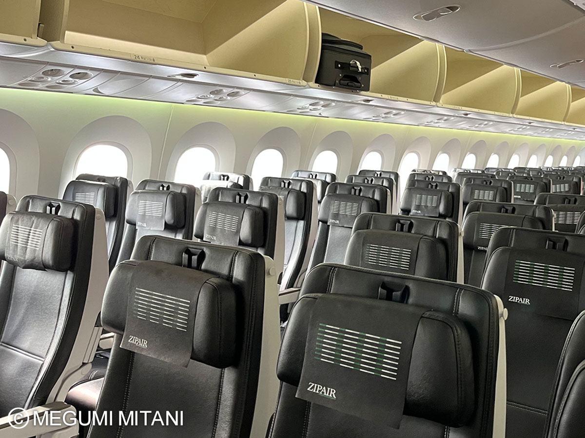ZIPAIR機内・座席(c)Megumi Mitani