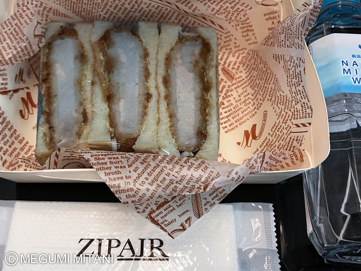 ZIPAIR機内食のカツサンド(c)Megumi Mitani