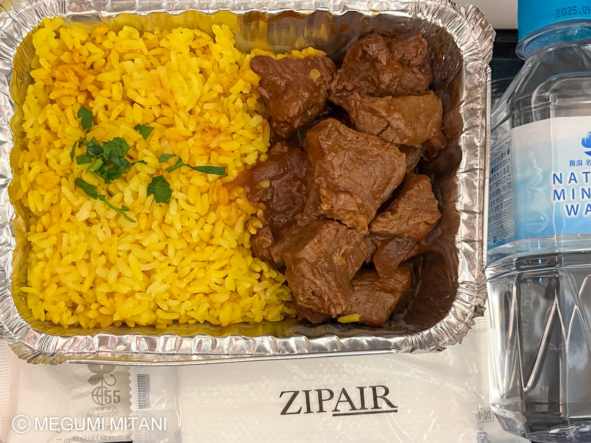 ZIPAIRの復路便機内食ハヤシライス(c)Megumi Mitani