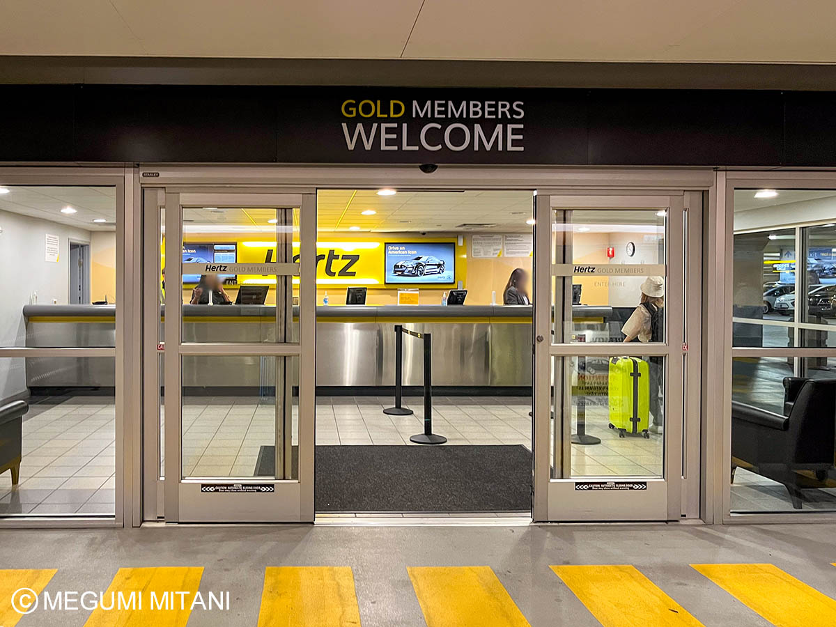 ハーツレンタカーの空港カウンター(c)Megumi Mitani