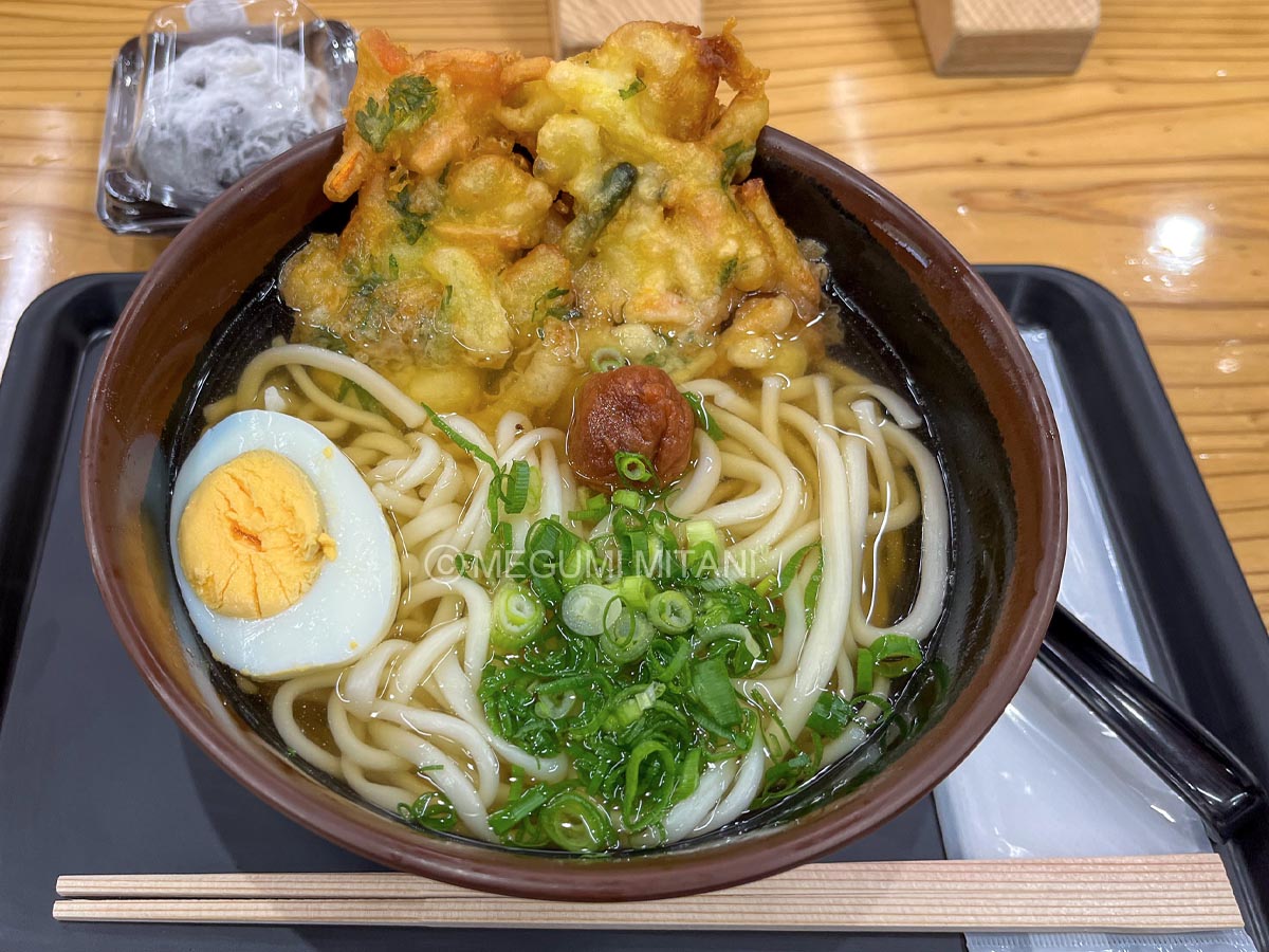 奈良県東吉野村名物の「太素麺」と割り箸(c)Megumi Mitani