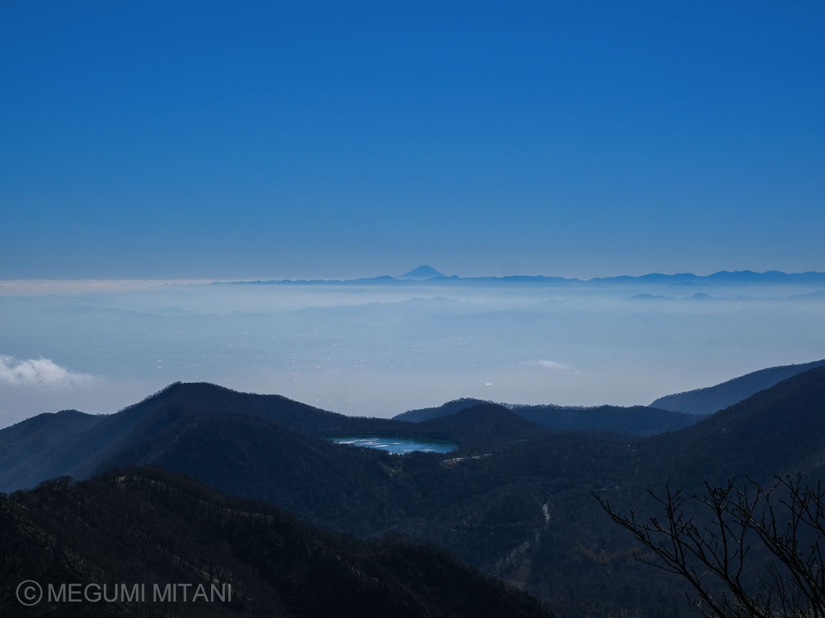 赤城山から見る富士山と小沼(c)Megumi Mitani