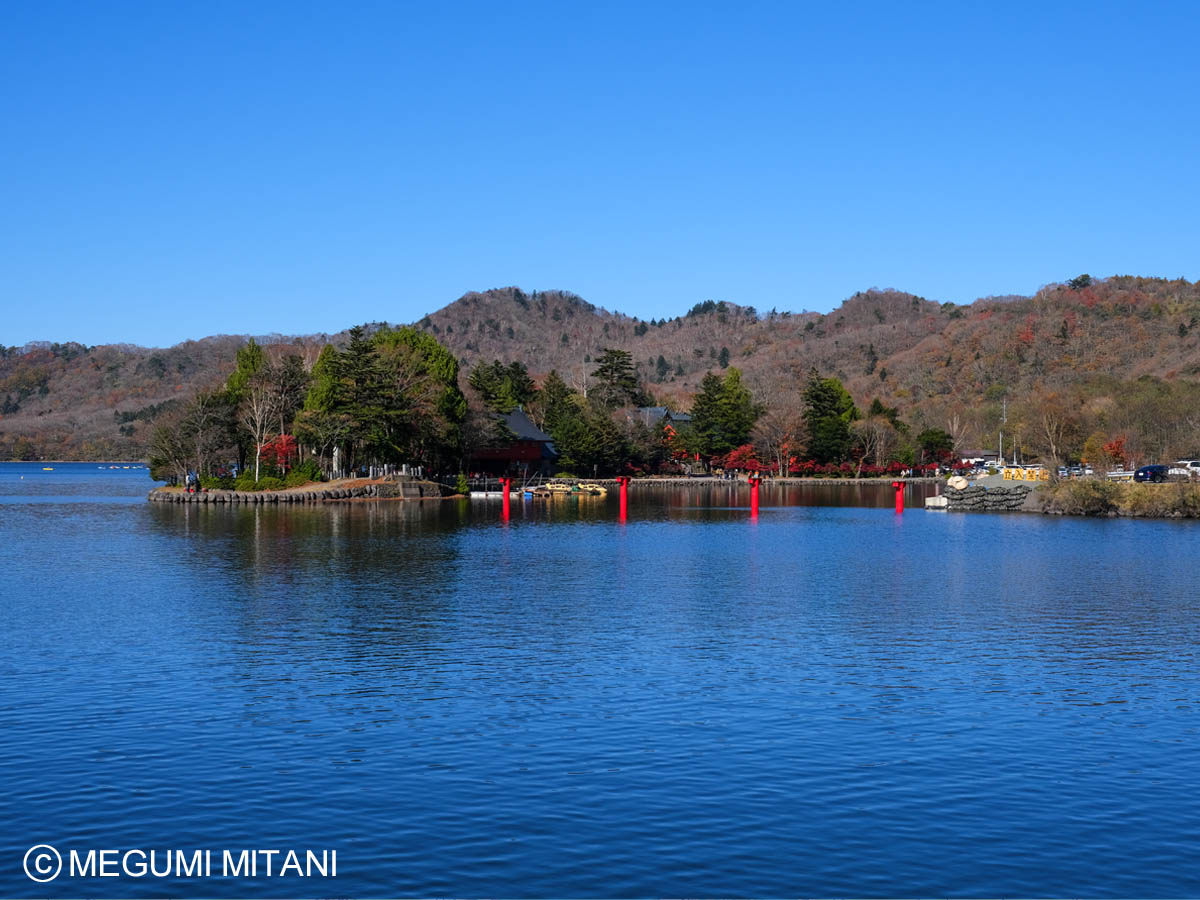 赤城神社と大沼(c)Megumi Mitani