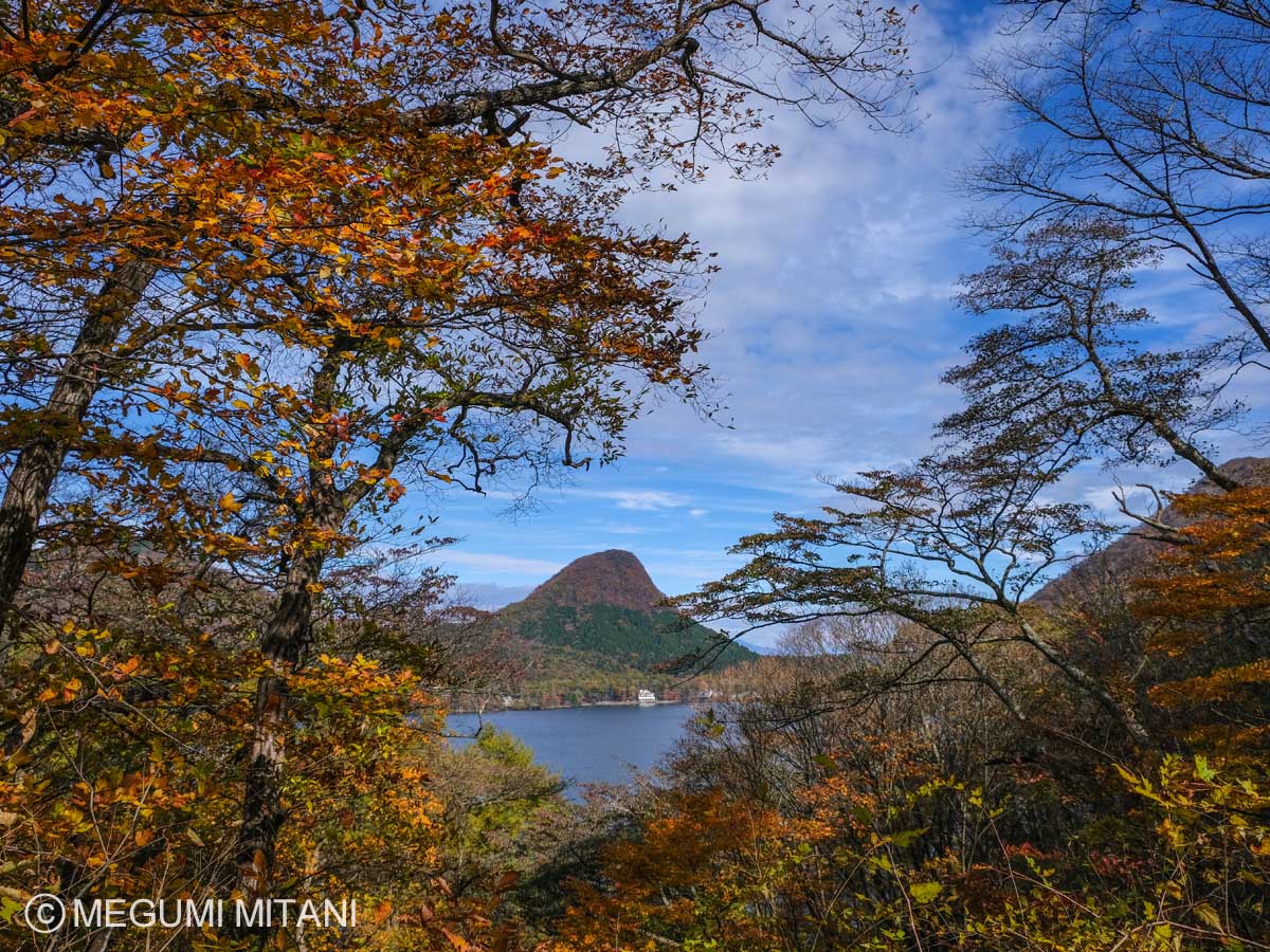 関東ふれあいの道「榛名湖へのみち」から望む榛名富士と榛名湖(c)Megumi Mitani