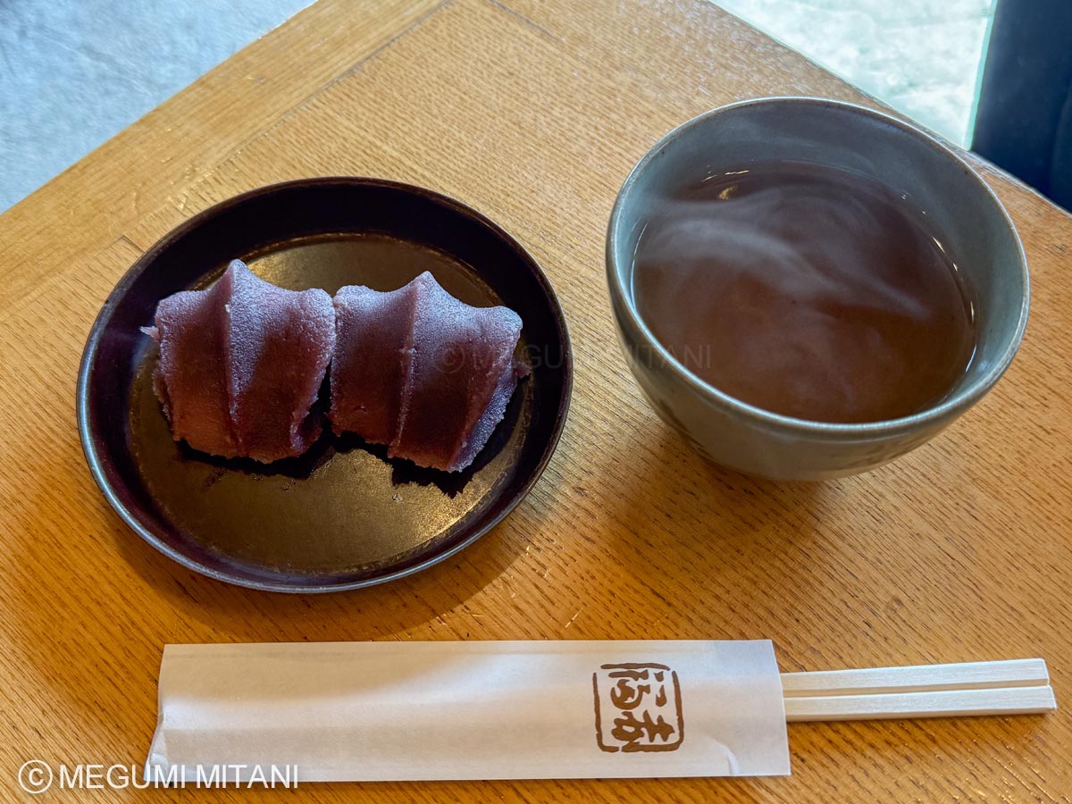 伊勢名物「出来立ての赤福」(c)Megumi Mitani