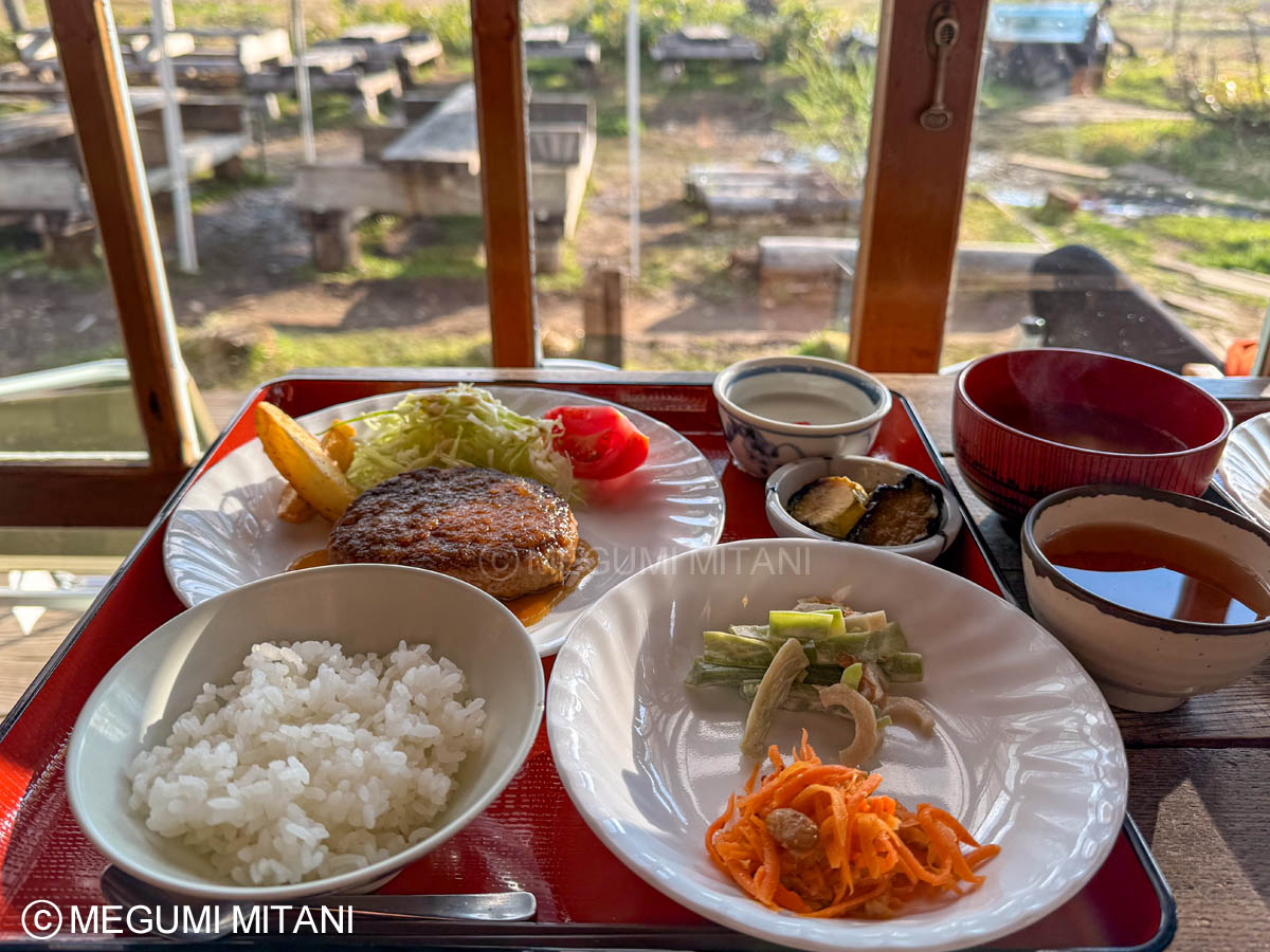 尾瀬の弥四郎小屋で夕食(c)Megumi Mitani