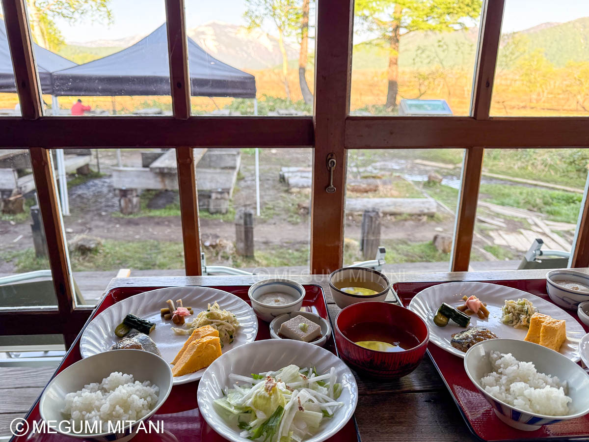 尾瀬の弥四郎小屋で朝食(c)Megumi Mitani